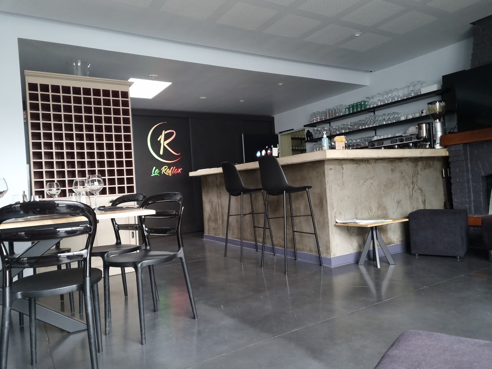 Bar À Cocktail Et Restaurant Le Reflex