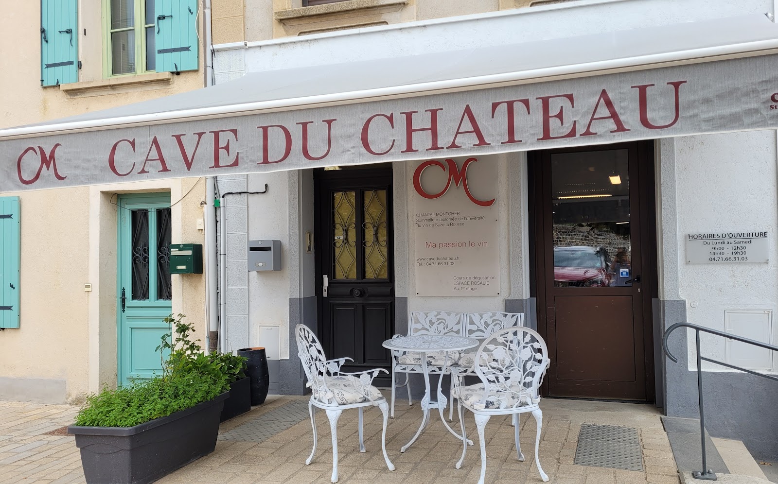 Cave Du Château Et L'espace D'un Verre