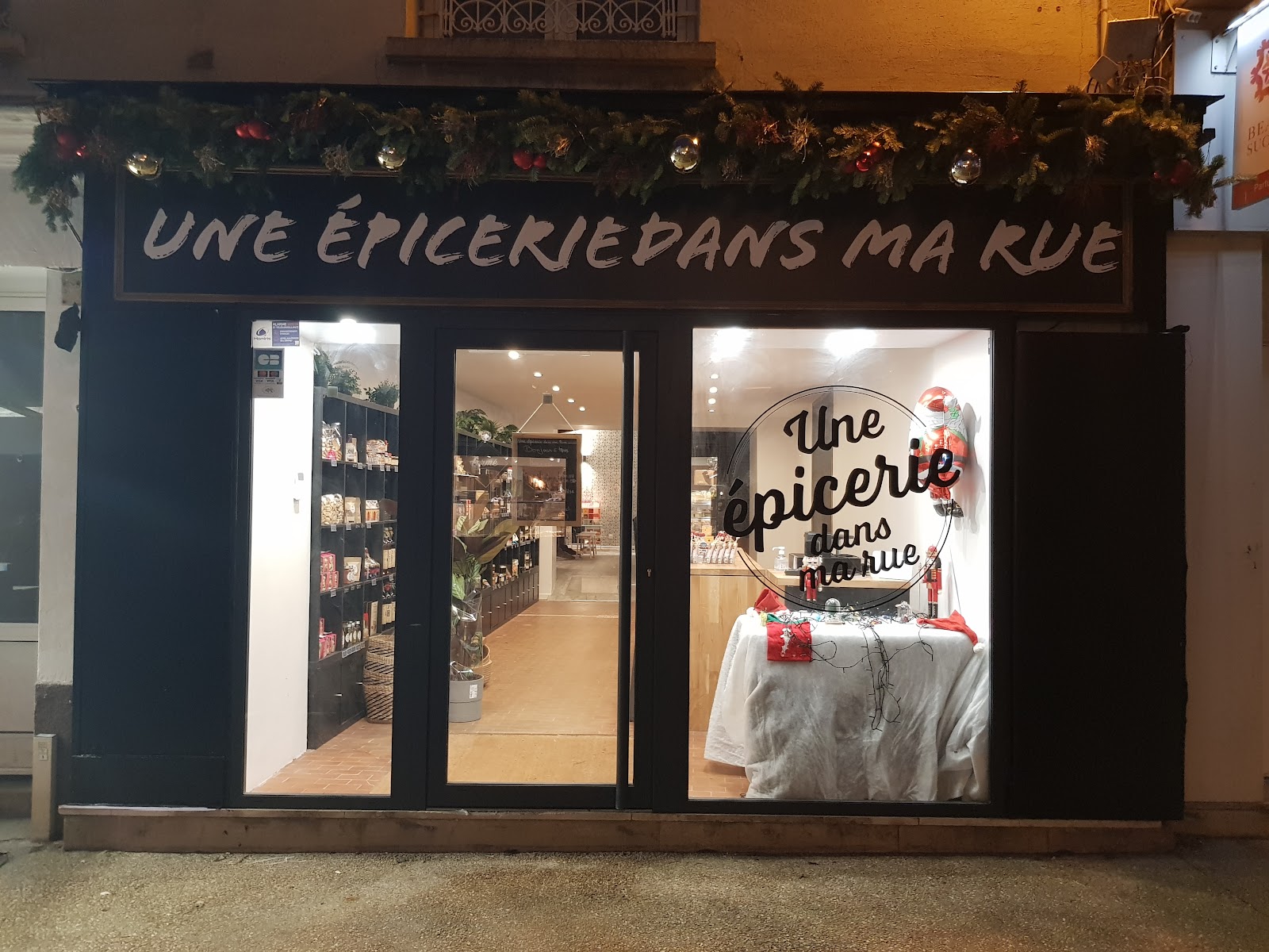 Une Épicerie Dans Ma Rue